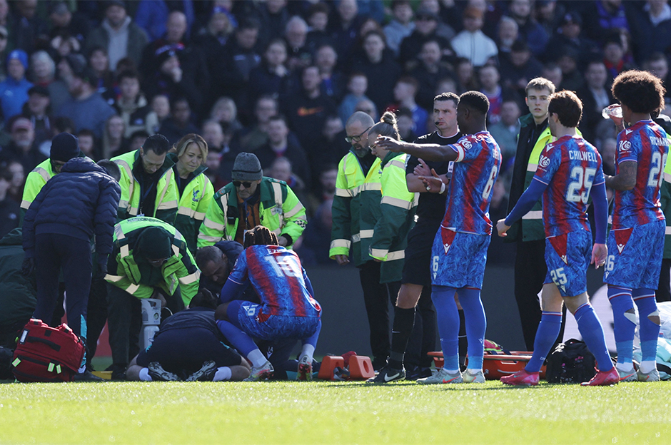 İngiltere'de korkutan sakatlık: Sedyeyle sahayı terk etti