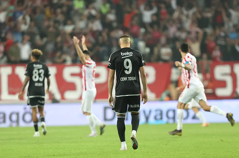 "Penaltı ve kırmızıyı atladı!" | Spor yazarları Antalyaspor-Beşiktaş maçı için ne dedi? - 5 "Penaltı ve kırmızıyı atladı!" | Spor yazarları Antalyaspor-Beşiktaş maçı için ne dedi? - 5