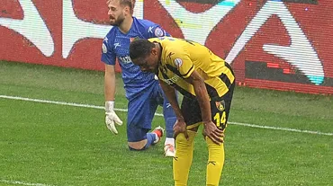 Süper Lig'de ilginç an: Ünlü futbolcu, hakemin kararı sonrası sahayı terk etmek istedi