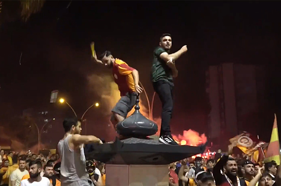 Galatasaraylıların Adana'daki şampiyonluk kutlamalarında kavga