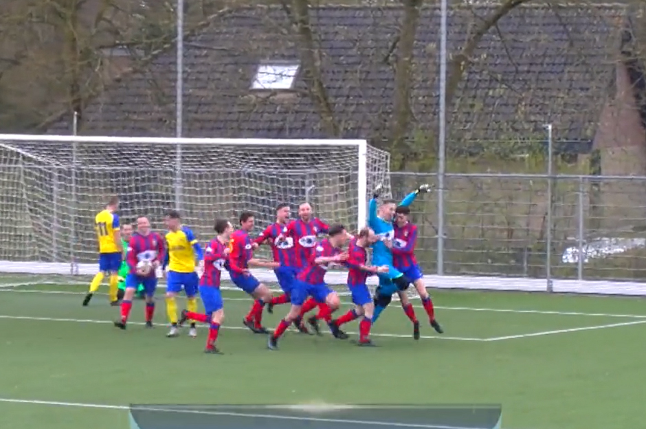 İZLE | Kaleciden 90+'da röveşata gol!