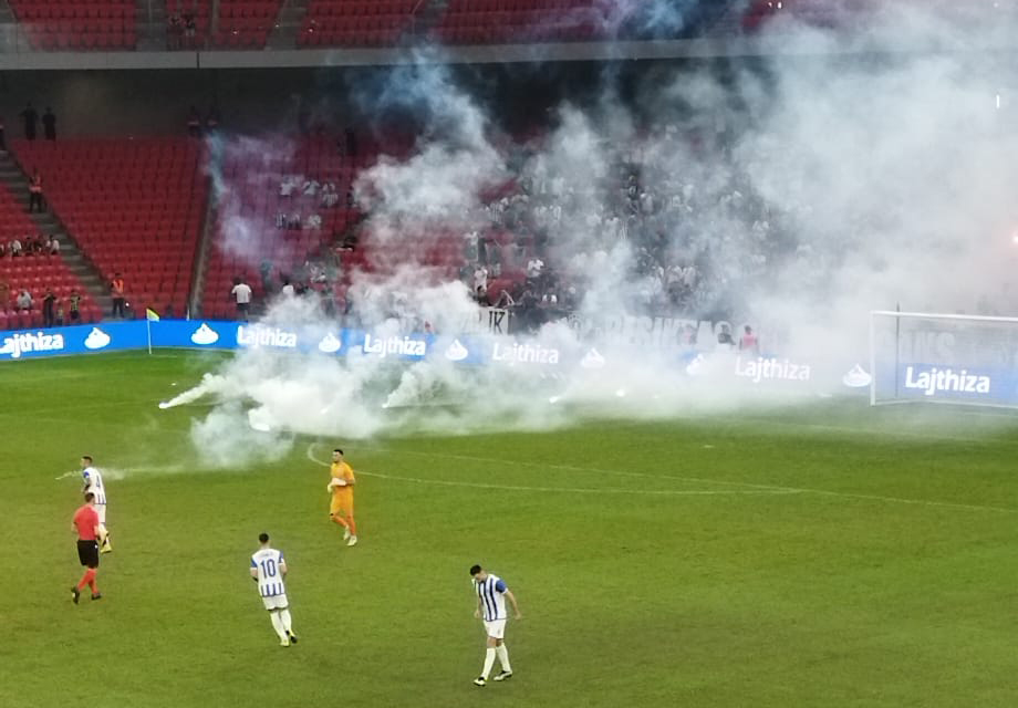 Tirana-Beşiktaş maçında ortalık karıştı: İlk düdük gecikmeli çaldı