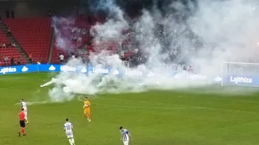 Tirana-Beşiktaş maçında ortalık karıştı: İlk düdük gecikmeli çaldı