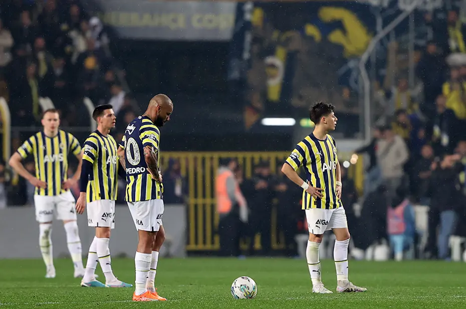Fenerbahçe tribünlerinde maç başlamadan tepki - 4 Fenerbahçe tribünlerinde maç başlamadan tepki - 4