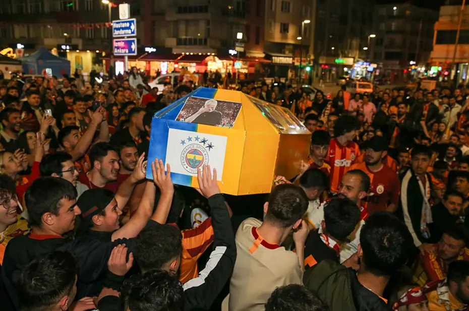 Galatasaraylı taraftarların şampiyonluk ve 5. yıldız kutlamalarından unutulmaz fotoğraflar - 7 Galatasaraylı taraftarların şampiyonluk ve 5. yıldız kutlamalarından unutulmaz fotoğraflar - 7
