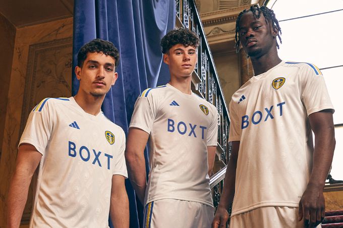 Leeds United 2023/2024 sezonu iç saha formasını tanıttı