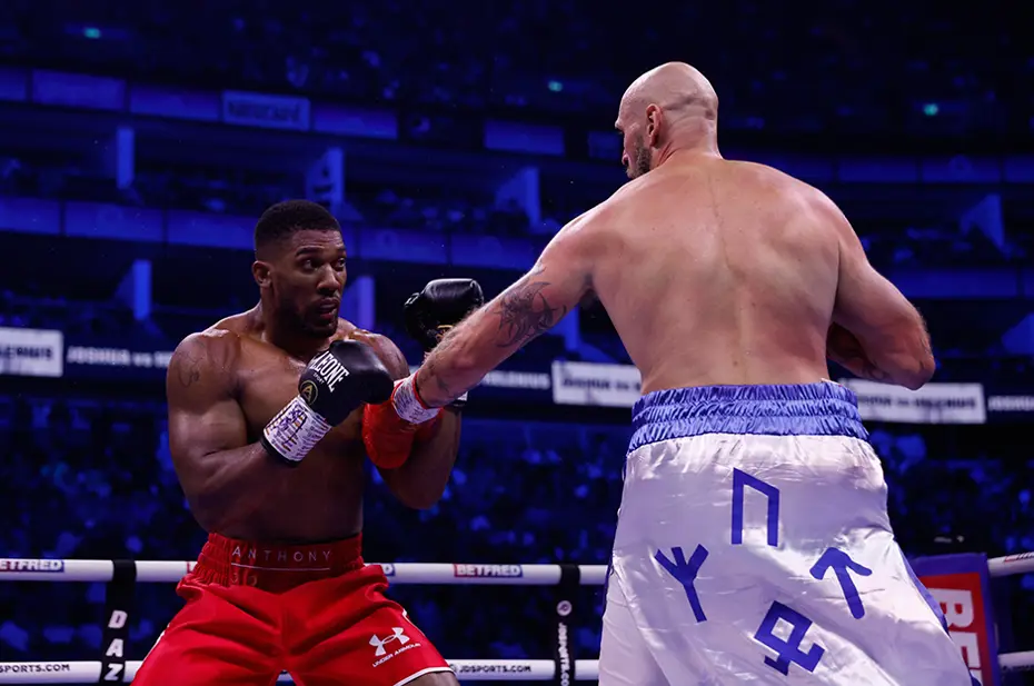 Anthony Joshua, Robert Helenius'u nakavt etti, 2.5 yıl sonra bir ilki başardı - 4