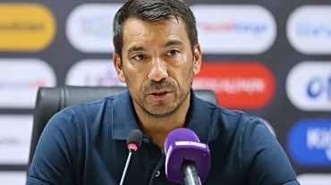 Van Bronckhorst: "Mucize doktor değilim"