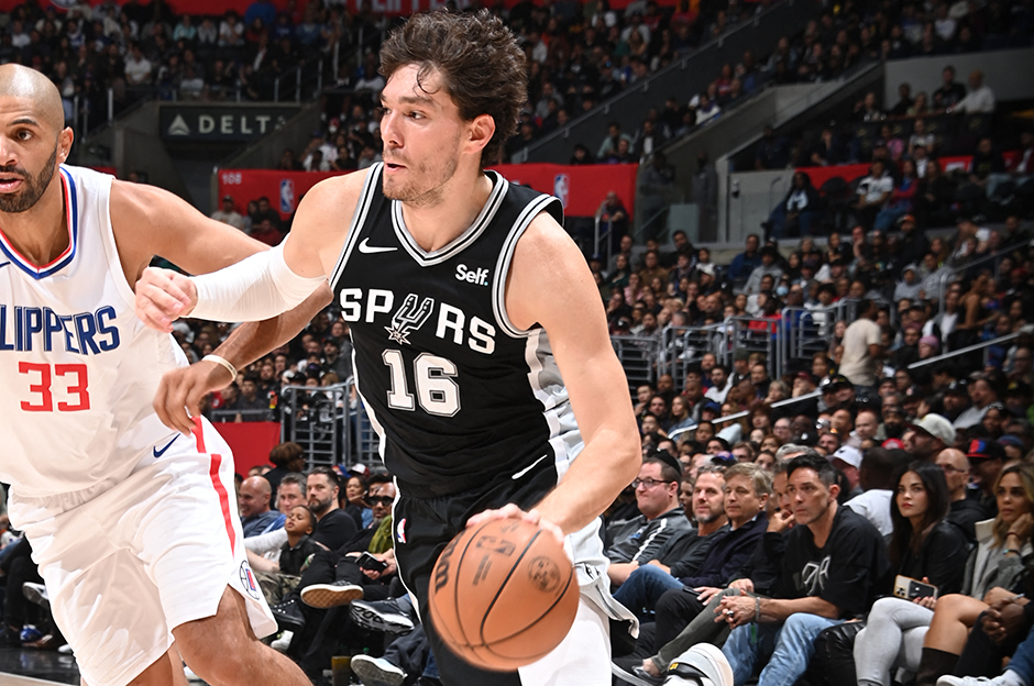 Takımının 40 sayı fark yediği maçta Cedi Osman'dan 12 sayı