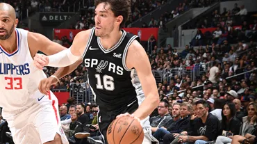 Takımının 40 sayı fark yediği maçta Cedi Osman'dan 12 sayı