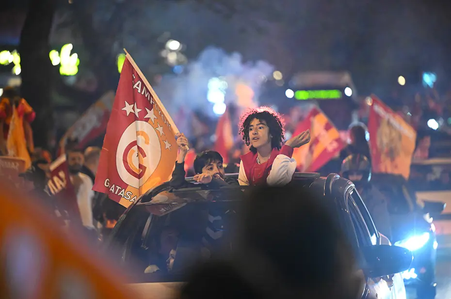 Galatasaraylı taraftarların şampiyonluk ve 5. yıldız kutlamalarından unutulmaz fotoğraflar - 16 Galatasaraylı taraftarların şampiyonluk ve 5. yıldız kutlamalarından unutulmaz fotoğraflar - 16
