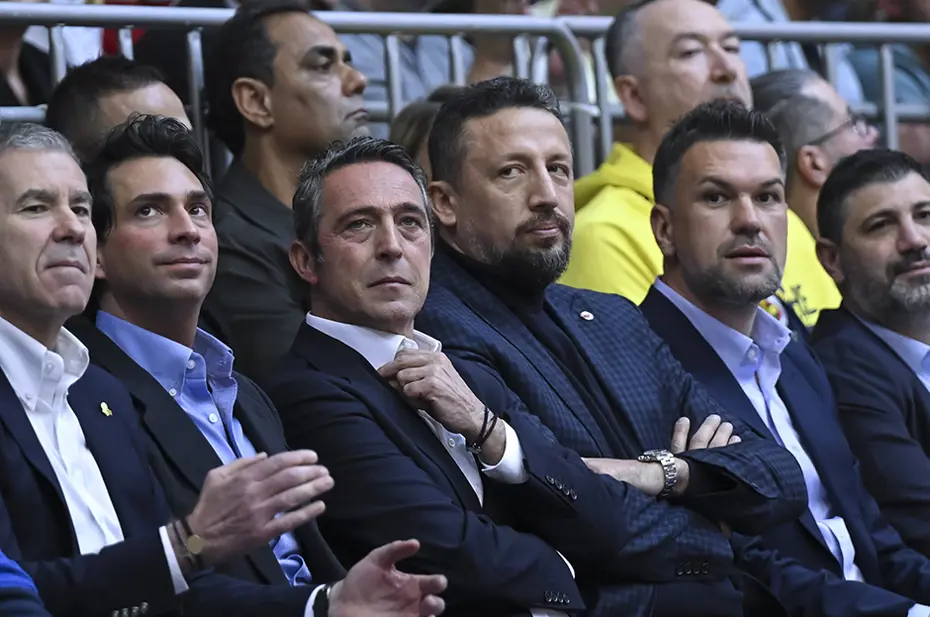 Fenerbahçe şampiyonluk kupasını kaldırdı - 2 Fenerbahçe şampiyonluk kupasını kaldırdı - 2