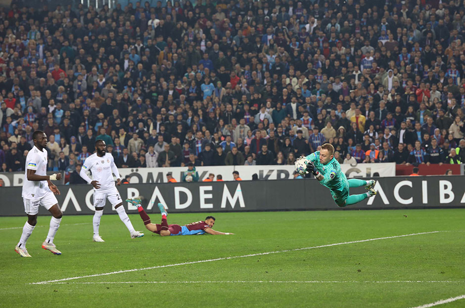 "Güneş'in 2 hamlesi mantıkla bağdaşmıyor" | Spor yazarları Trabzonspor - Beşiktaş maçı sonrası ne dedi?