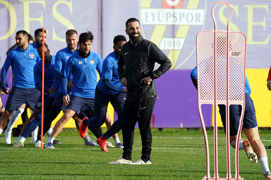 Karşınızda teknik direktör Arda Turan... İlk antrenmanına çıktı