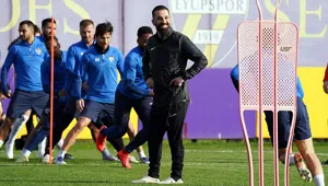 Karşınızda teknik direktör Arda Turan... İlk antrenmanına çıktı Karşınızda teknik direktör Arda Turan... İlk antrenmanına çıktı