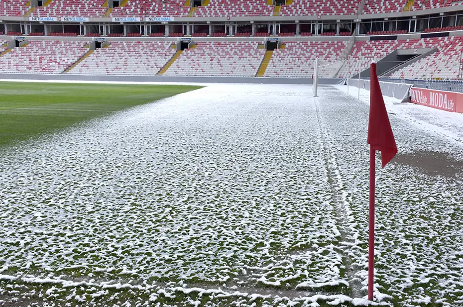 Sivasspor - Fenerbahçe maçı öncesi zeminin son durumu: Hava eksi 14 derece - 5 Sivasspor - Fenerbahçe maçı öncesi zeminin son durumu: Hava eksi 14 derece - 5