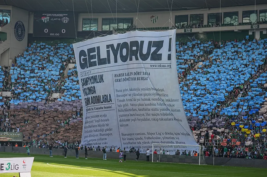 Bursaspor'un şampiyonluk kupasını alacağı maçta tribün şov: 45 bini aşkın taraftardan görsel şölen - 6