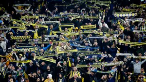 Fenerbahçe tribünlerinde maç başlamadan tepki Fenerbahçe tribünlerinde maç başlamadan tepki