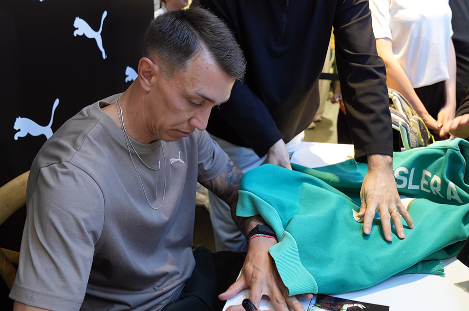 Muslera imza gününde taraftarlarla buluştu