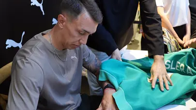 Muslera imza gününde taraftarlarla buluştu