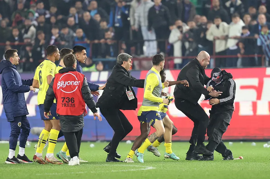 Olaylı maçta sahaya giren maskeli taraftarla ilgili detaylar ortaya çıktı - 2 Olaylı maçta sahaya giren maskeli taraftarla ilgili detaylar ortaya çıktı - 2