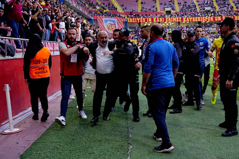 Kayserispor Başkanı Ali Çamlı maç sırasında sahaya indi