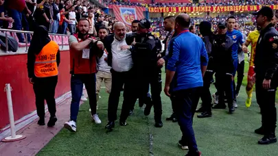 Kayserispor Başkanı Ali Çamlı maç sırasında sahaya indi