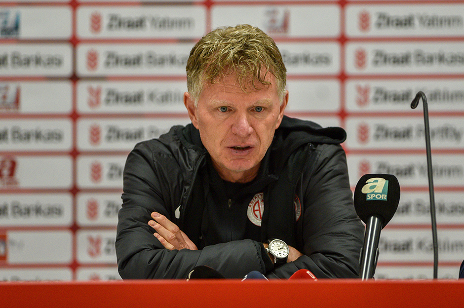 Antalyaspor'da sitem: Oyunculara 'Kırmızı kart görme' demek bana mantıklı gelmiyor