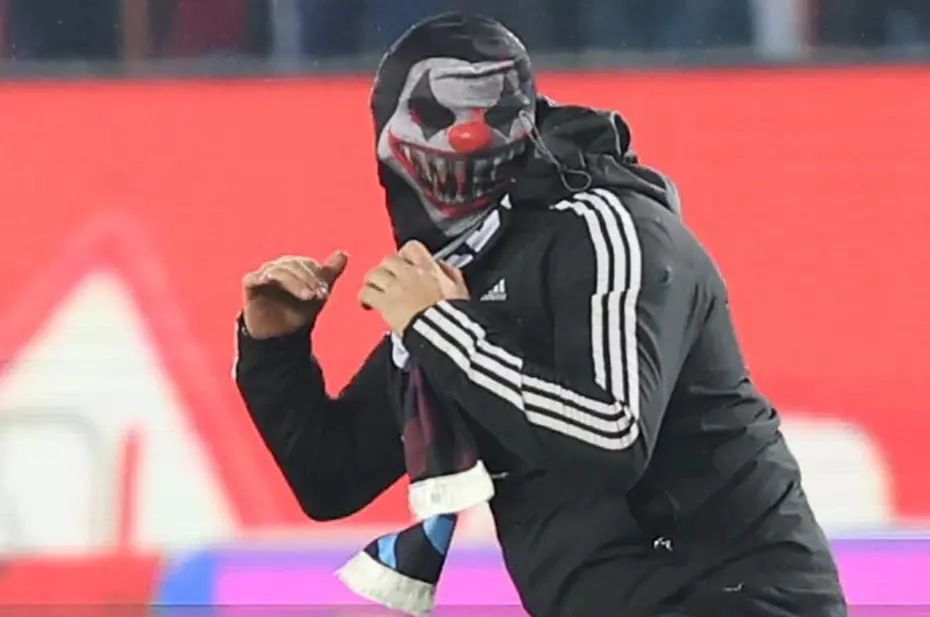 Olaylı maçta sahaya giren maskeli taraftarla ilgili detaylar ortaya çıktı - 3 Olaylı maçta sahaya giren maskeli taraftarla ilgili detaylar ortaya çıktı - 3