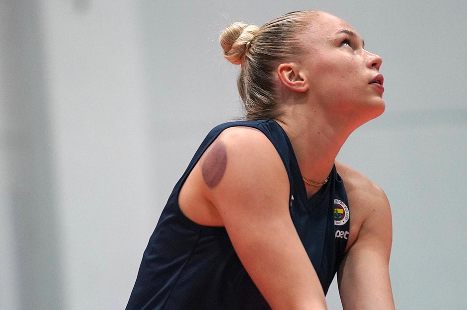 Arina Fedorovtseva dev maça hacamatla hazırlanıyor