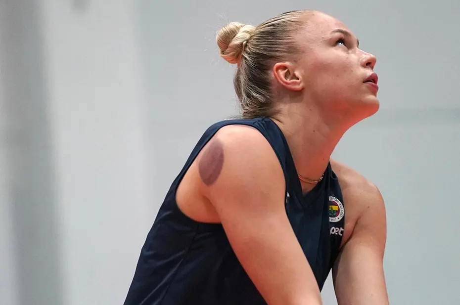 Arina Fedorovtseva dev maça hacamatla hazırlanıyor - 2