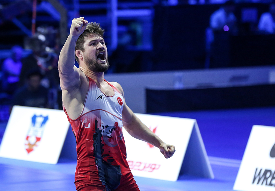 Ali Cengiz'den Dünya Güreş Şampiyonası'nda altın madalya