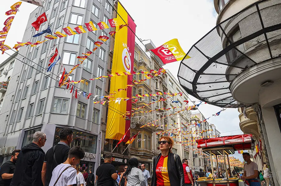 İstiklal Caddesi sarı kırmızıya büründü - 5