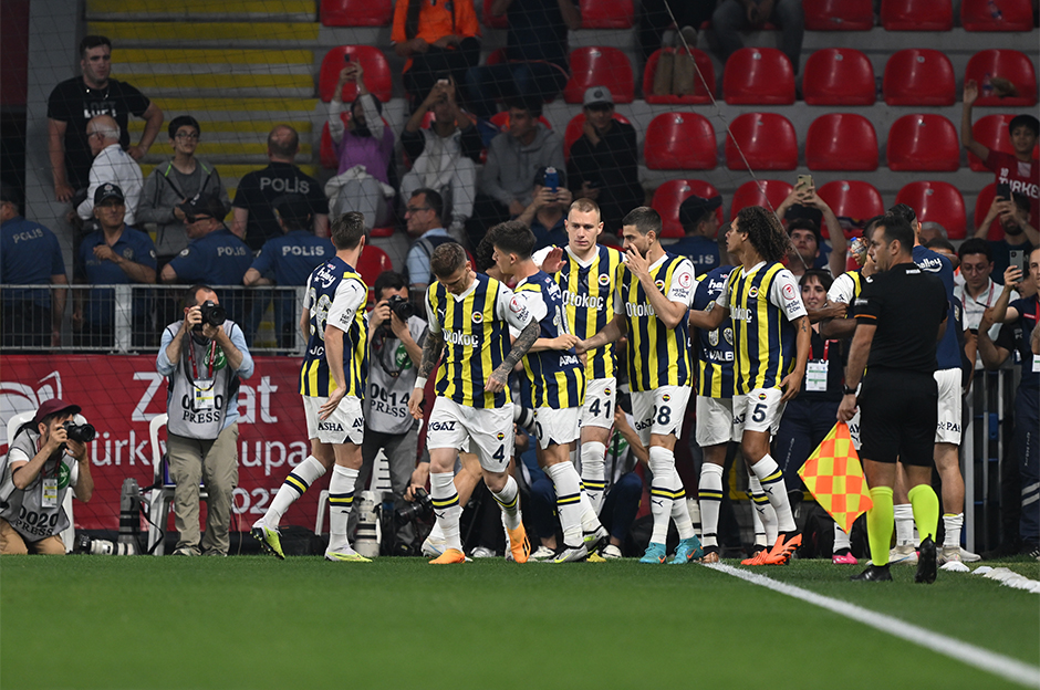 Fenerbahçe yeni sezon formasıyla sahada