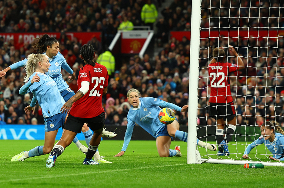 Rekor kırılan Manchester derbisini City kazandı