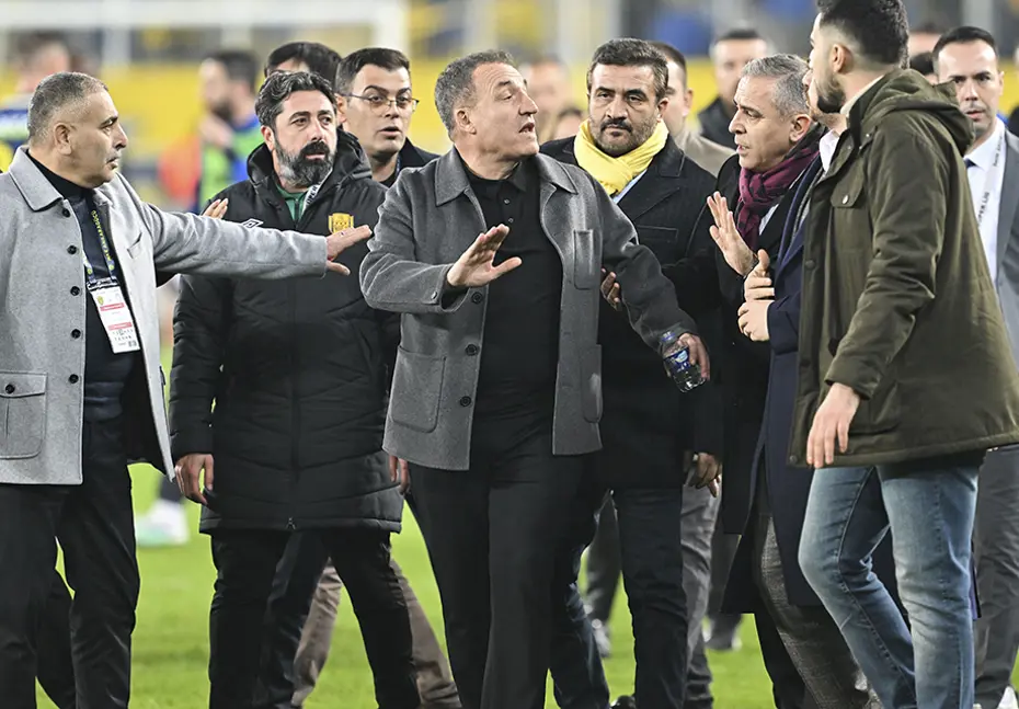 Halil Umut Meler'e saldırı dış basında: "Hakeme korkakça dayak saldırısı" - 2 Halil Umut Meler'e saldırı dış basında: "Hakeme korkakça dayak saldırısı" - 2