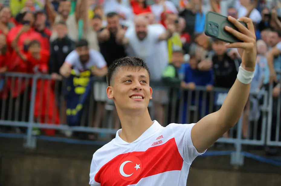 Yine o görüntü: Bu kez Arda Güler yaptı, spiker hemen o detayı verdi - 2 Yine o görüntü: Bu kez Arda Güler yaptı, spiker hemen o detayı verdi - 2