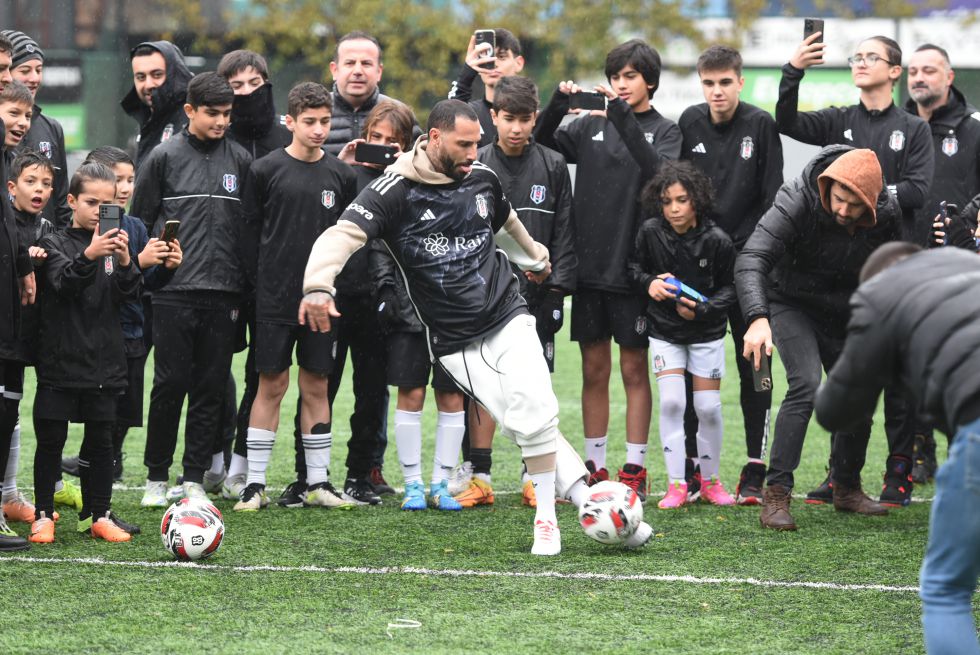 Quaresma'dan genç Kartallara trivela ve rabona dersi