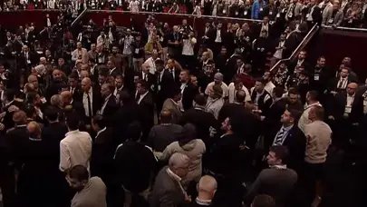 Beşiktaş kongresinde Ahmet Nur Çebi'ye protesto: Kavga çıktı