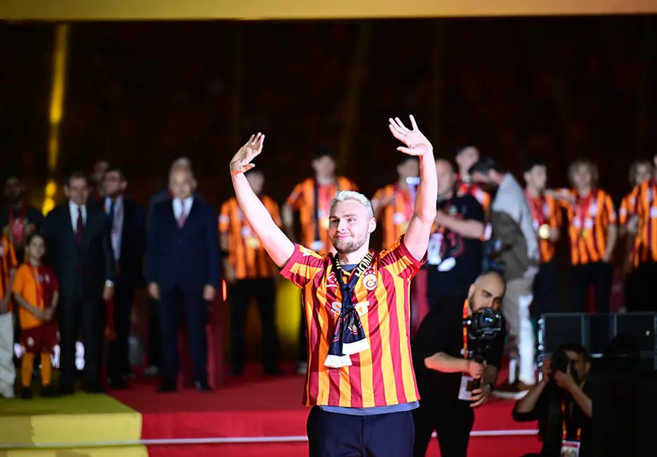 Görkemli kutlama: Şampiyon Galatasaray kupalarına kavuştu - 47 Görkemli kutlama: Şampiyon Galatasaray kupalarına kavuştu - 47