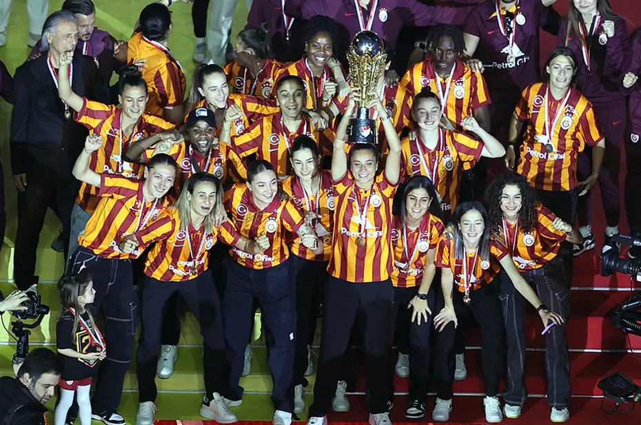 Görkemli kutlama: Şampiyon Galatasaray kupalarına kavuştu - 28 Görkemli kutlama: Şampiyon Galatasaray kupalarına kavuştu - 28