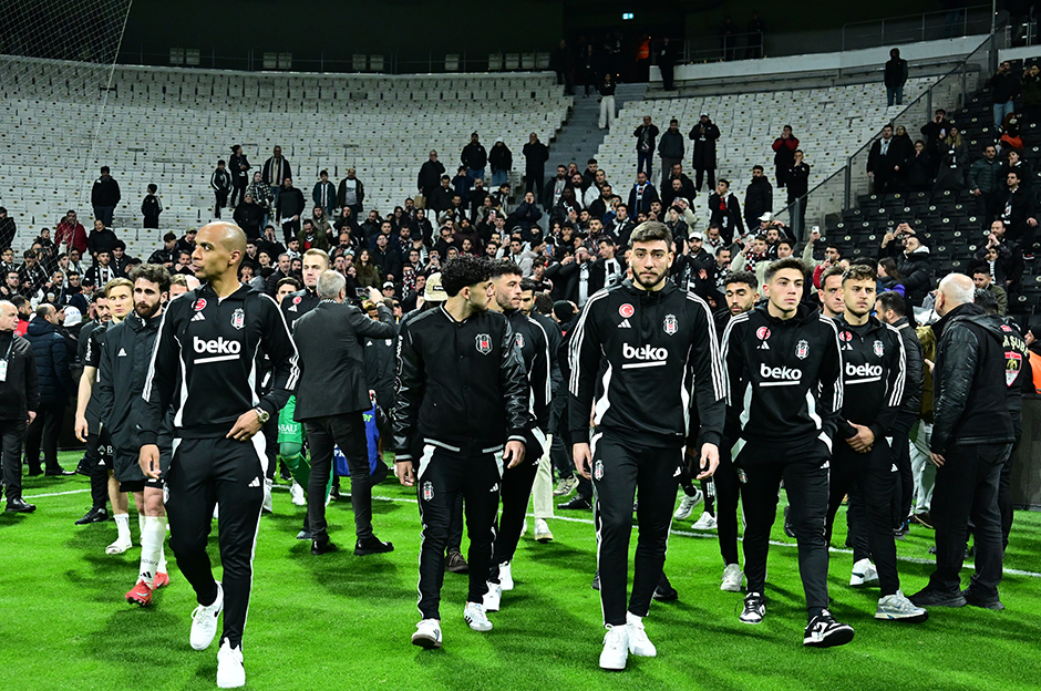 Beşiktaş'ta maç sonrası olay: Necip Uysal takımı sahaya çıkardı, olanlar oldu
