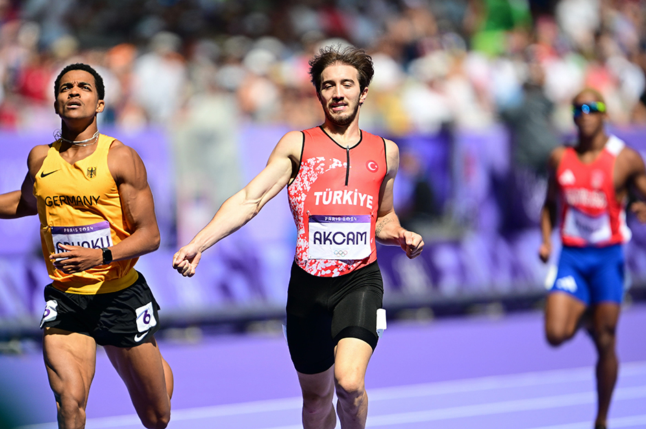 Berke Akçam, 400 metre engellide yarı finale kaldı