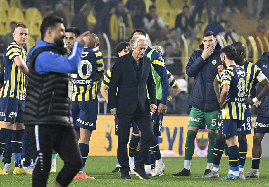 "Fenerbahçe 10 kişi kapanan takıma karşı 6 kişiyle hücum ediyor"