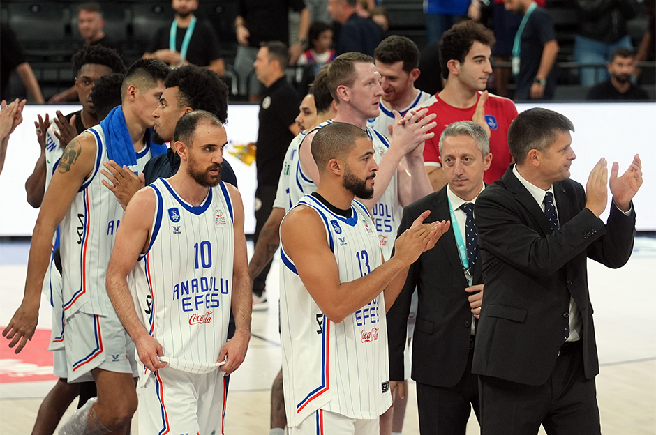 Anadolu Efes'ten 100 sayılık galibiyet