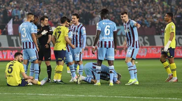 Yabancı maddeler atıldı; derbide oyun durdu