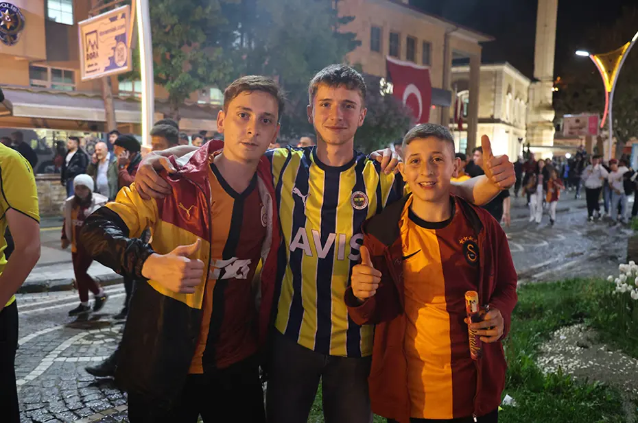 Galatasaraylı taraftarların şampiyonluk ve 5. yıldız kutlamalarından unutulmaz fotoğraflar - 6 Galatasaraylı taraftarların şampiyonluk ve 5. yıldız kutlamalarından unutulmaz fotoğraflar - 6