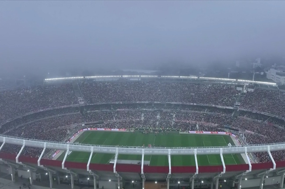 Tribünden düşen taraftar hayatını kaybetti, maç tatil edildi