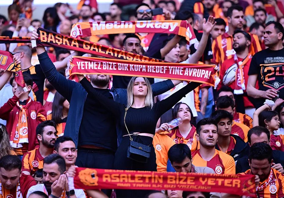 Görkemli kutlama: Şampiyon Galatasaray kupalarına kavuştu - 14 Görkemli kutlama: Şampiyon Galatasaray kupalarına kavuştu - 14