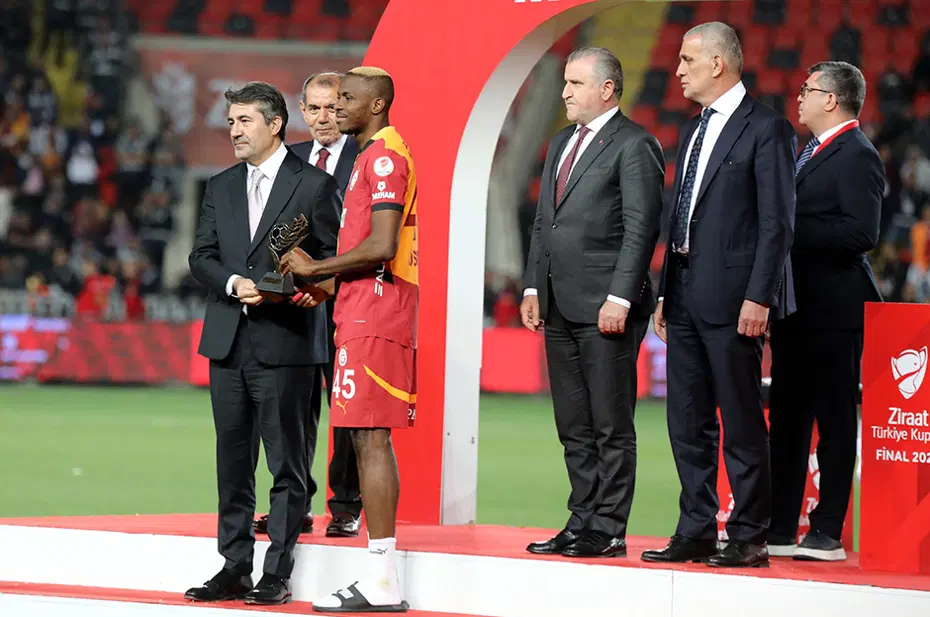 Seremonide İbrahim Hacıosmanoğlu'nun elini sıkmadı: Galatasaray'da Serhat Doğan'dan tepki - 4